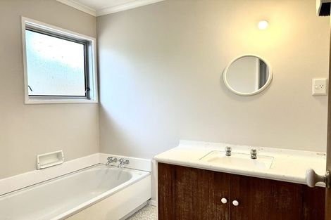 Photo of property in 18 Oakleigh Street, Maungaraki, Lower Hutt, 5010