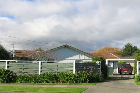 Photo of property in 15 Greenaway Road, Waikanae, 5036