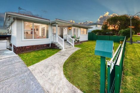 Photo of property in 100 Lantana Road, Green Bay, Auckland, 0604