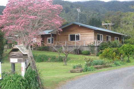 Photo of property in 40 Driving Creek Road, Coromandel, 3506