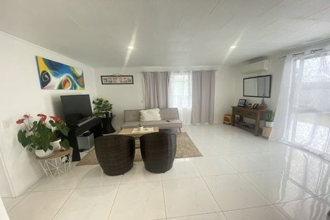 Photo of property in 2/18 Kennington Drive, Clendon Park, Auckland, 2103