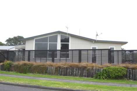 Photo of property in 4 Russell Drive, Oakura, 4314