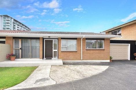 Photo of property in 2/24 Tamariki Avenue, Kelston, Auckland, 0602