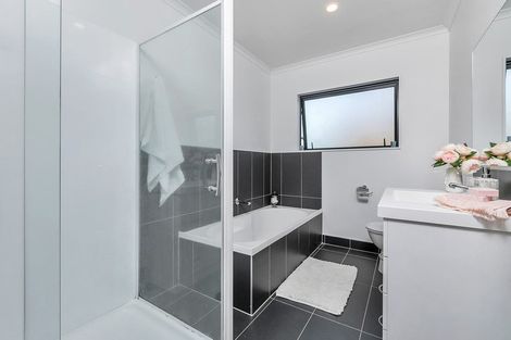 Photo of property in 40a Roberts Road, Glenfield, Auckland, 0629