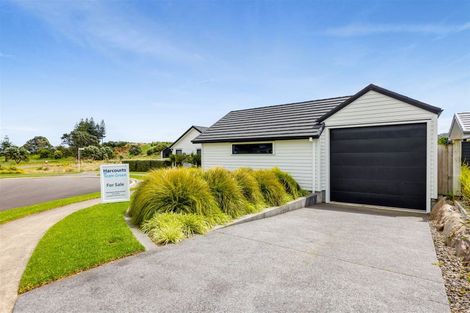 Photo of property in 6 Pebble Beach Court, Waiwhakaiho, New Plymouth, 4312