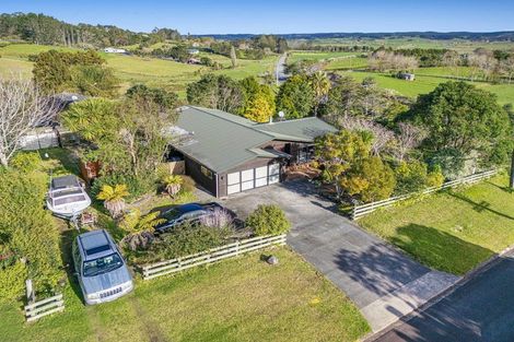 Photo of property in 2 Hand Road, Helensville, 0800