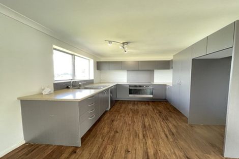 Photo of property in 28 Hueglow Rise, West Harbour, Auckland, 0618