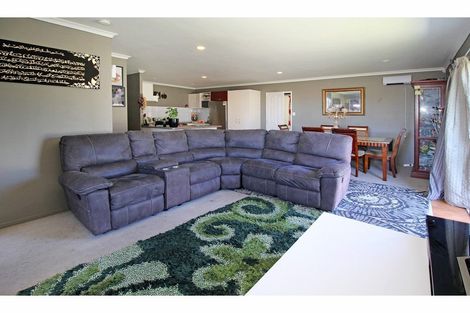 Photo of property in 122 Naylors Drive, Mangere, Auckland, 2022