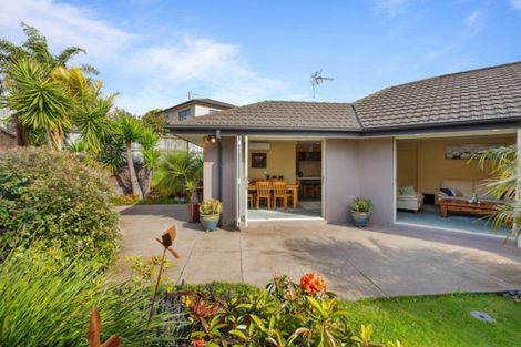 Photo of property in 35 Admirals Court Drive, Greenhithe, Auckland, 0632
