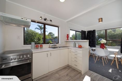 Photo of property in 2/32 Ballater Place, Highland Park, Auckland, 2010