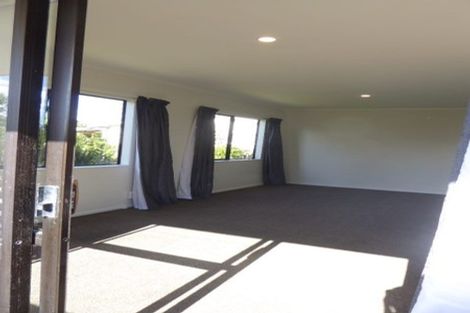 Photo of property in 14a Warrington Grove, Newlands, Wellington, 6037