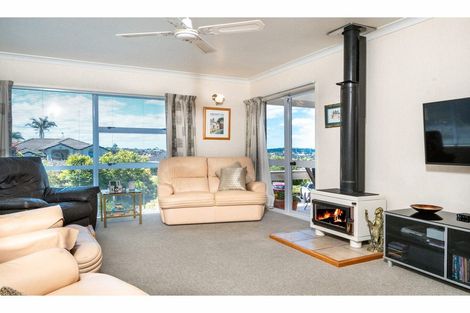 Photo of property in 2 Parkside Road, West Harbour, Auckland, 0618