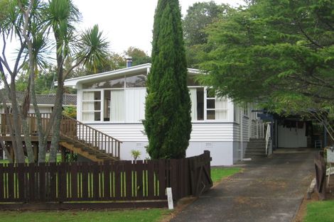 Photo of property in 2 Staincross Street, Green Bay, Auckland, 0604