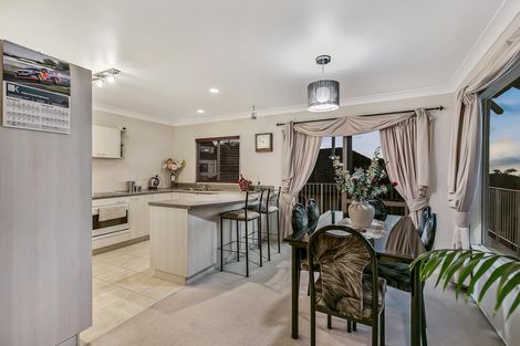 Photo of property in 1/49 Ribbonwood Crescent, Goodwood Heights, Auckland, 2105