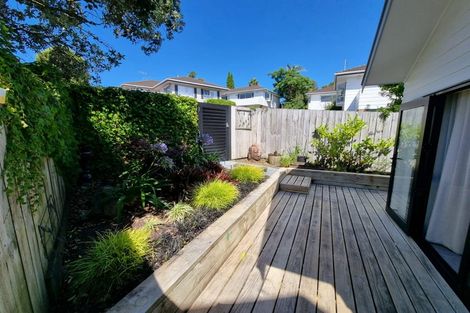 Photo of property in 2/7 Delisle Place, Windsor Park, Auckland, 0632