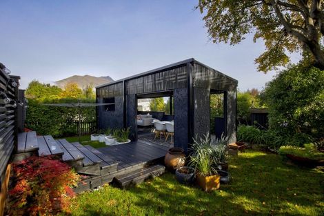 Photo of property in 11 Cedar Drive, Kelvin Heights, Queenstown, 9300