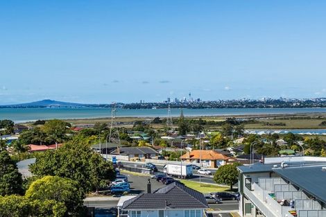 Photo of property in 218 Edmonton Road, Te Atatu South, Auckland, 0610