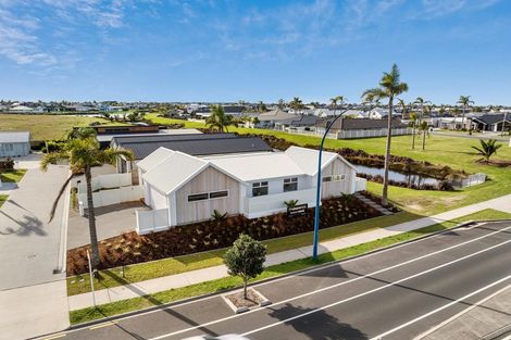 Photo of property in 2 Serrata Close, Papamoa Beach, Papamoa, 3118