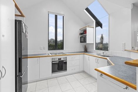 Photo of property in 2/4 Idyll Place, Northcross, Auckland, 0632