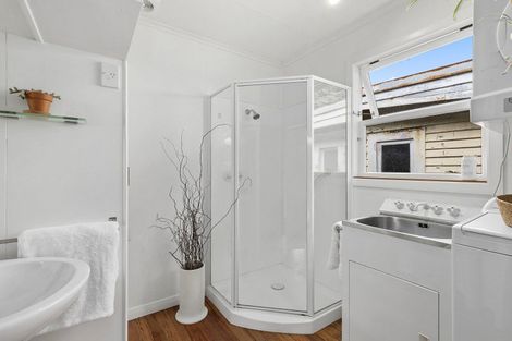 Photo of property in 130 Breaker Bay Road, Breaker Bay, Wellington, 6022