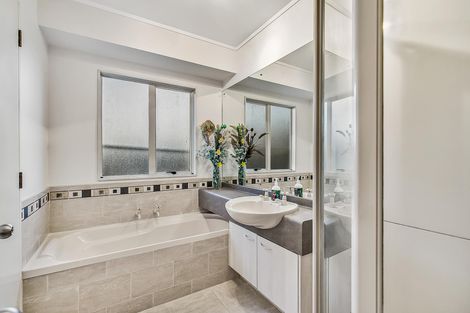 Photo of property in 1/49 Ribbonwood Crescent, Goodwood Heights, Auckland, 2105