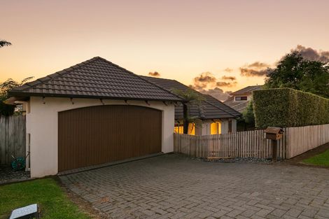 Photo of property in 1/49 Ribbonwood Crescent, Goodwood Heights, Auckland, 2105