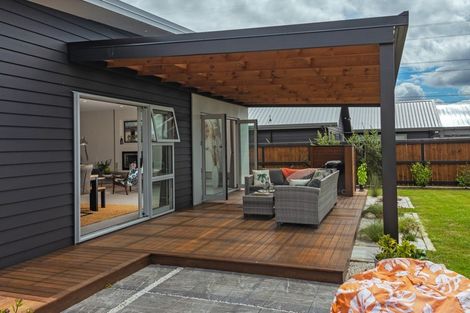 Photo of property in 8 Mediterranean Grove, Fitzherbert, Palmerston North, 4410