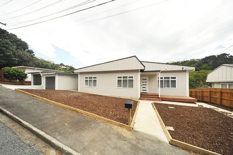 Photo of property in 10 Kellsmere Crescent, Island Bay, Wellington, 6023
