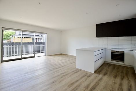 Photo of property in 3/94 Target Road, Totara Vale, Auckland, 0629