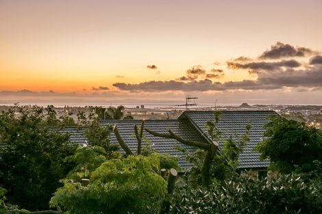 Photo of property in 1/49 Ribbonwood Crescent, Goodwood Heights, Auckland, 2105