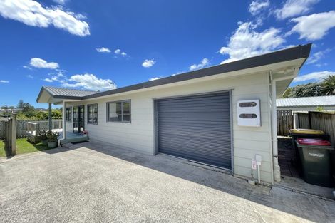 Photo of property in 120 Gossamer Drive, Pakuranga Heights, Auckland, 2010