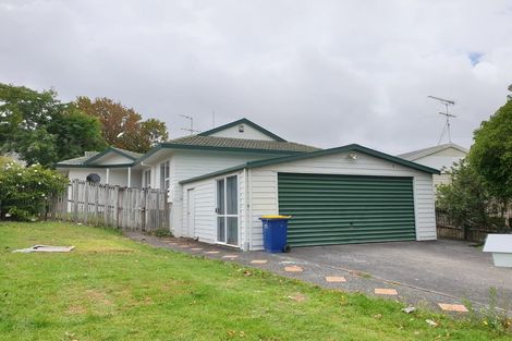 Photo of property in 1/2 Mallard Place, Unsworth Heights, Auckland, 0632