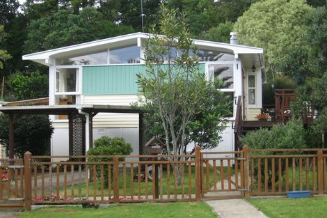 Photo of property in 4 Staincross Street, Green Bay, Auckland, 0604