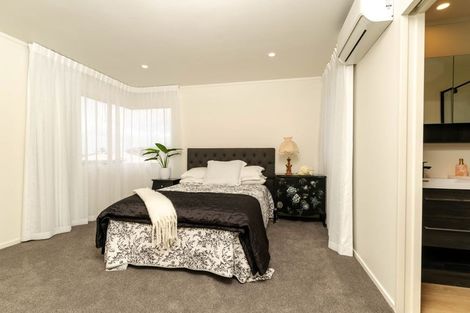 Photo of property in 26 Whiting Grove, West Harbour, Auckland, 0618