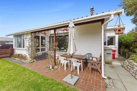 Photo of property in 6 William Street, Waikanae Beach, Waikanae, 5036