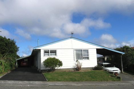 Photo of property in 19a Colchester Crescent, Newlands, Wellington, 6037