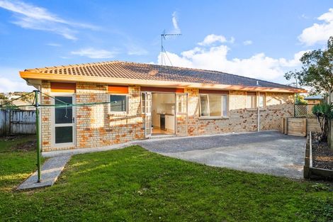 Photo of property in 28 Ginders Drive, Massey, Auckland, 0614