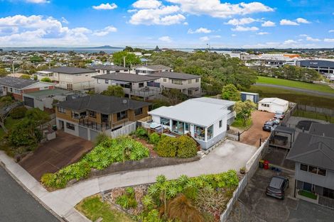 Photo of property in 3 Delshaw Avenue, Stanmore Bay, Whangaparaoa, 0932