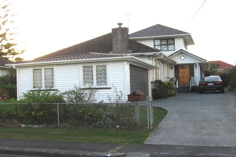 Photo of property in 6 Devon Street, Te Atatu South, Auckland, 0610