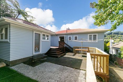 Photo of property in 33 Ranui Terrace, Tawa, Wellington, 5028