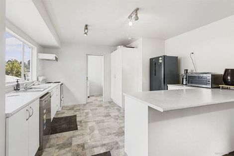 Photo of property in 2/39 Sungrove Rise, Sunnyvale, Auckland, 0612