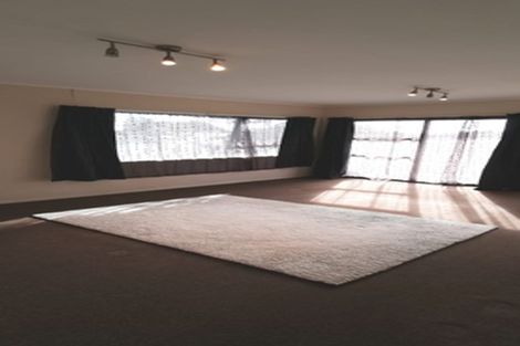 Photo of property in 2/5 Cairngorm Place, Highland Park, Auckland, 2010