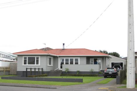 Photo of property in 4 Fitzroy Road, Fitzroy, New Plymouth, 4312