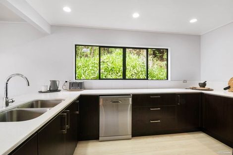 Photo of property in 6 Heatherleigh Rise, Northcross, Auckland, 0632