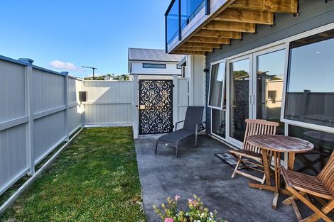 Photo of property in 28 Domett Street, Newlands, Wellington, 6037