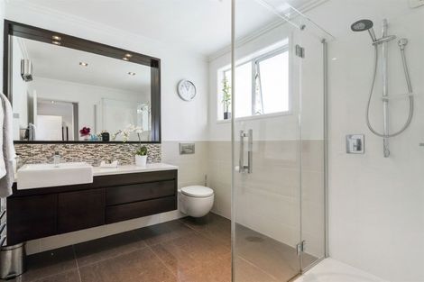 Photo of property in 68 Exmouth Road, Northcote, Auckland, 0627