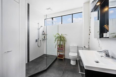Photo of property in Endeavour Apartments, 11/125 Thorndon Quay, Pipitea, Wellington, 6011