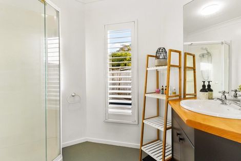 Photo of property in 2/87 Island Bay Road, Beach Haven, Auckland, 0626