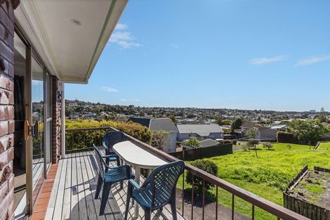 Photo of property in 2/36 Shanaway Rise, Hillcrest, Auckland, 0627