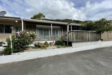 Photo of property in 2/1 Angle Street, Picton, 7220